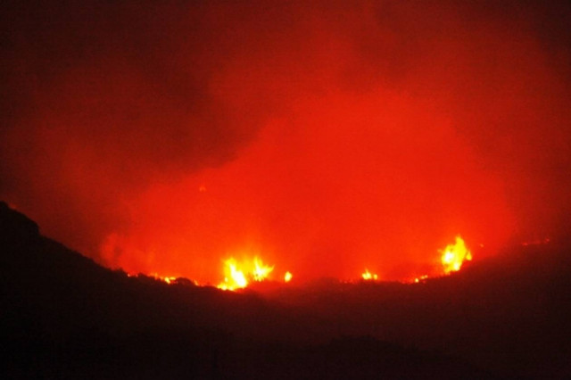 Σε πλήρη εξέλιξη η φωτιά στο Σοφικό Κορινθίας