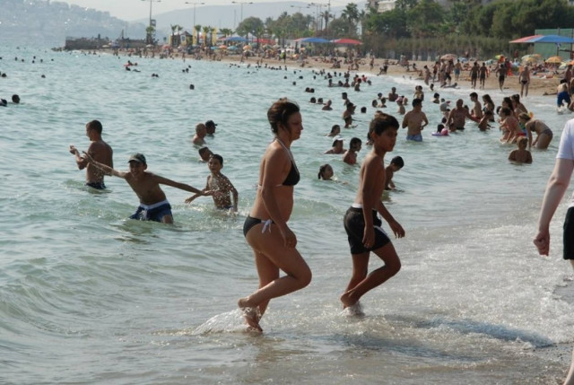 Οι Αθηναίοι αντιμετωπίζουν τον καύσωνα με …βόλτα στην παραλία!