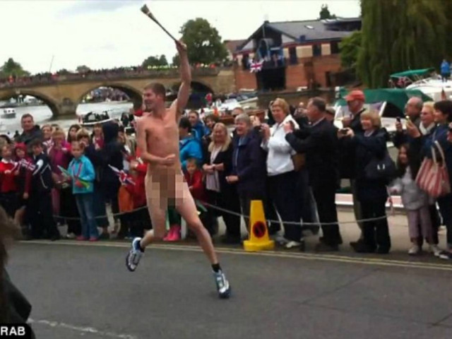Γυμνός νεαρός διέκοψε την λαμπαδηδρομία! (vid)