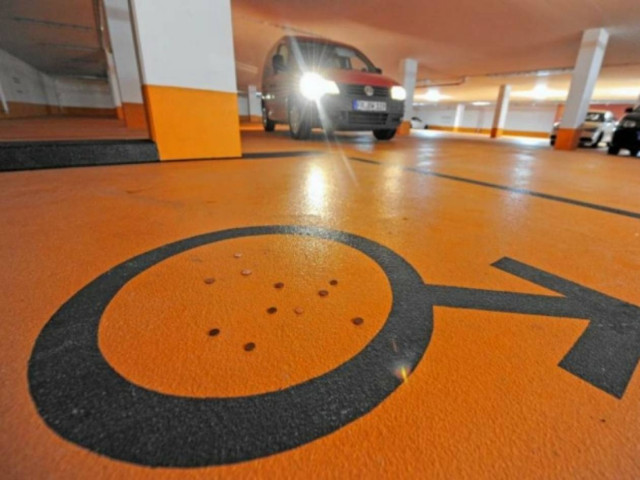 Δήμαρχος έφτιαξε πάρκινγκ μόνο για άντρες! (pics)