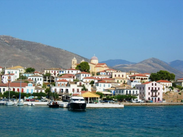 Θαλαμηγός προσέκρουσε στον προβλήτα του λιμανιού του Γαλαξιδίου