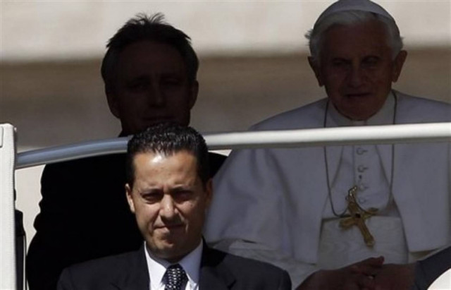 Παραμένει υπό κράτηση ο οικονόμος του Πάπα