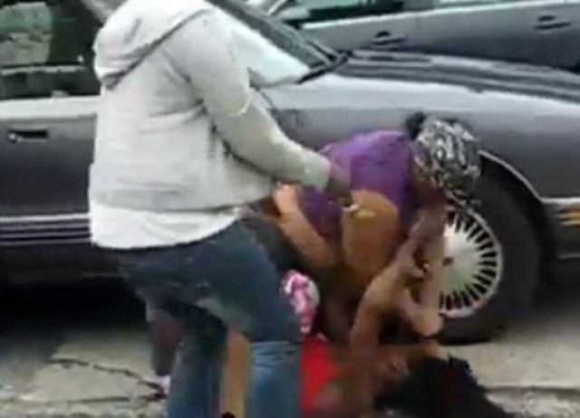 Βίντεο: Ξύλο μεταξύ γυναικών στη μέση του δρόμου