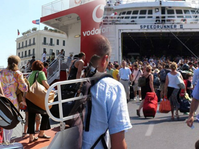 Συνωστισμός στο λιμάνι του Πειραιά