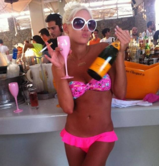 Τζούλια Αλεξανδράτου: Παρέα με την αγαπημένη της... σαμπάνια