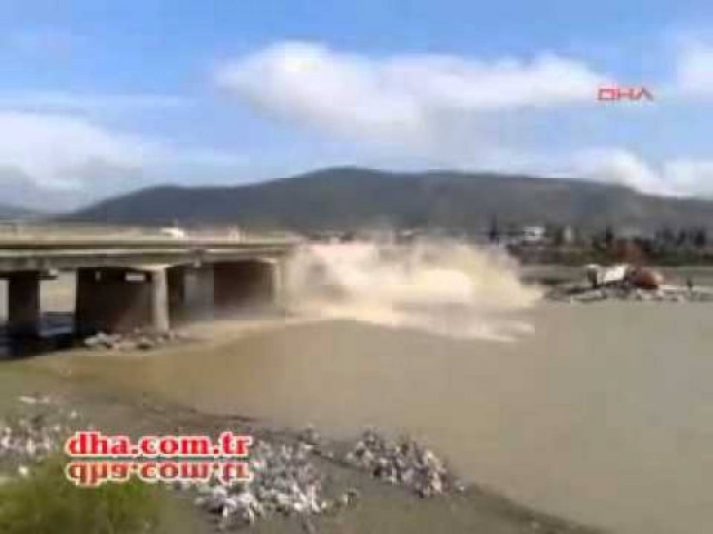 Κατέρρευσε γέφυρα στην Πόλη