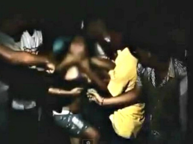 Βίντεο - σοκ: Συμμορία ξεγυμνώνει και σβήνει τσιγάρα σε νεαρή