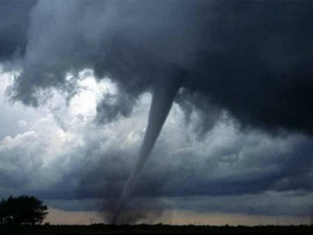 Βίντεο: Ένας νεκρός από ανεμοστρόβιλους στην Πολωνία