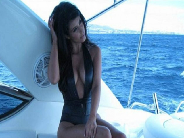 H Kim Κardashian προκαλεί και πάλι σε νέες φωτογραφίες!