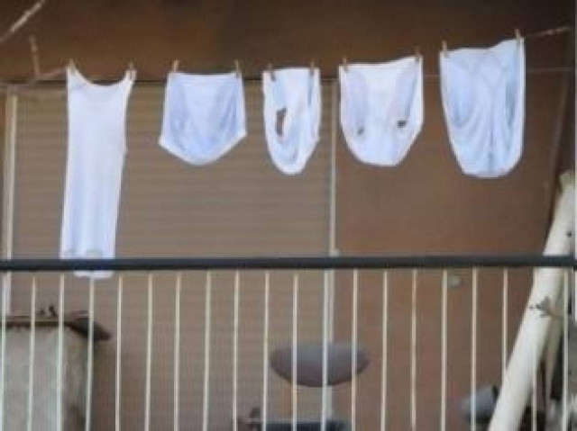 Πετάει τα εσώρουχά του στο μπαλκόνι της για... καμάκι!