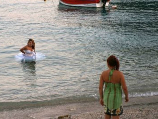 Πάργα: Πήγε για μπάνιο με το νυφικό! (pics)