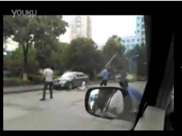 Απίστευτο βίντεο: Ήρωας έβγαλε νοκ-αουτ τον μανιακό με το μαχαίρι