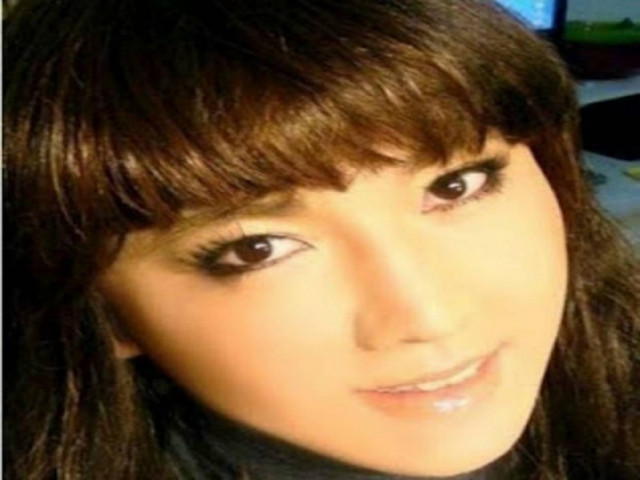 Η κοπέλα είναι κούκλα έτσι δεν είναι; Περιμένετε...