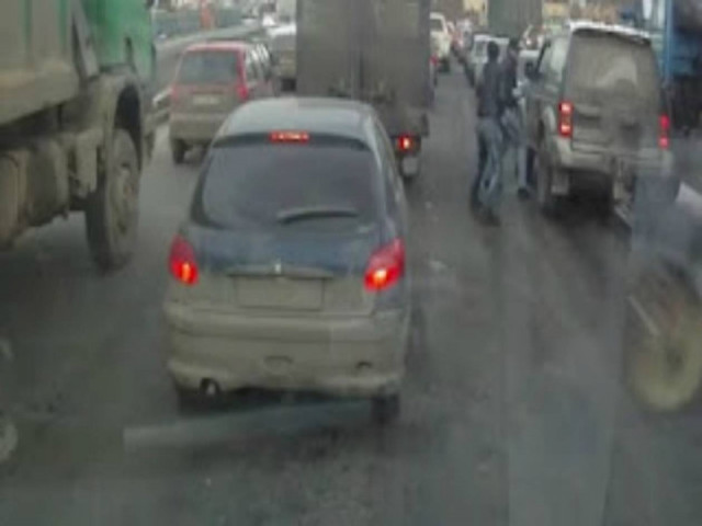 Κάμερα κατέγραψε ληστεία και ξυλοδαρμό μες τη μέση του δρόμου