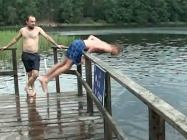 Βίντεο: Η βουτιά - τούμπα της χρονιάς!