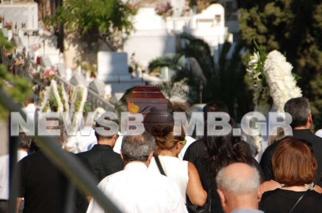 Το τελευταίο αντίο στον Γιώργο Μούτσιο (ΦΩΤΟ-ΒΙΝΤΕΟ)