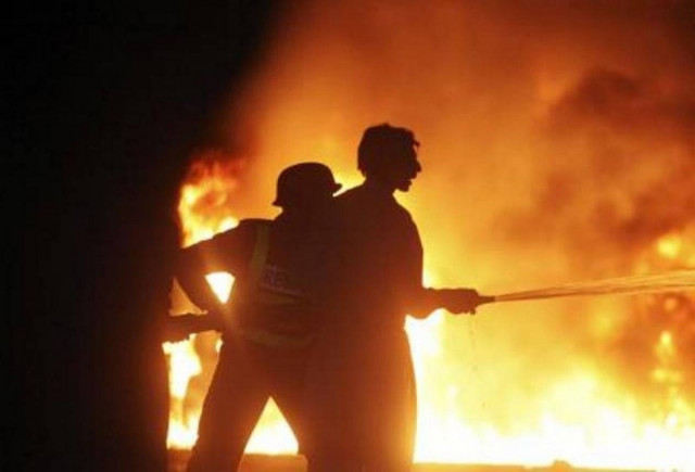 Στις φλόγες βυτιοφόρο μετά από σύγκρουση με φορτηγό