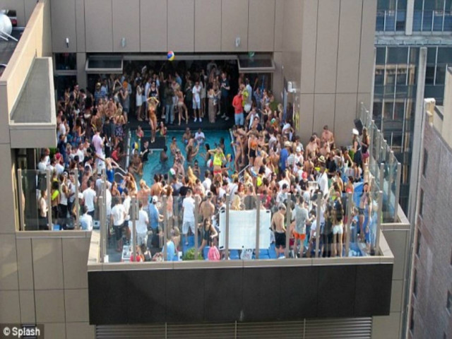 Νέα Υόρκη: Tα... μπικίνι-πάρτι στις ταράτσες εξοργίζουν τους γείτονες