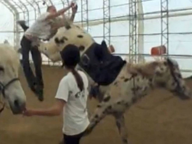 Βίντεο - FAIL: Πώς να ΜΗΝ ανεβαίνετε σε άλογο