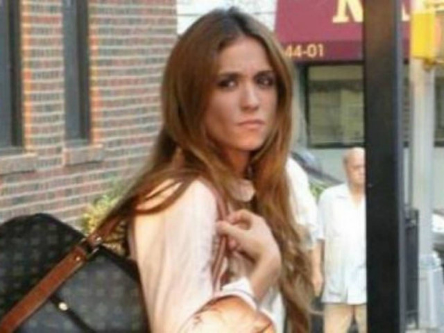 Η Σ.Καρβέλα με αποκαλυπτικό μαγιό στην παραλία! (pics)