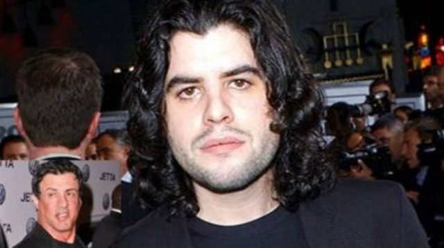 Σακουλάκια με σκόνη και μπουκάλια με χάπια δίπλα στον Σ. Σταλόνε