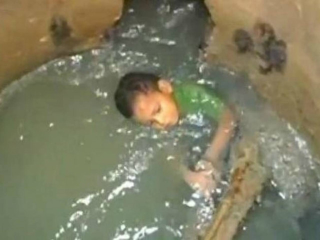 ΑΠΙΣΤΕΥΤΟ: 3χρονος έπεσε σε υπόνομο και νόμιζαν ότι είχε εξαφανιστεί!