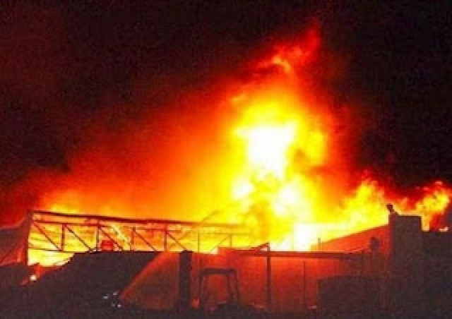 Καίγεται εργοστάσιο στη Φλώρινα