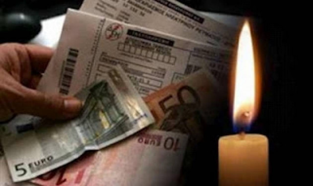 64χρόνος άνεργος κοιμάται στο αυτοκίνητο επειδή του έκοψαν το ρεύμα!