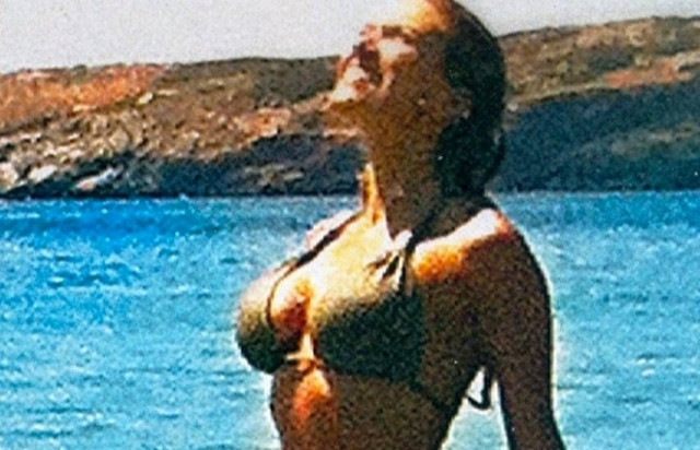Στη Σύρο η hot Έλενα Παπαβασιλείου (pics)