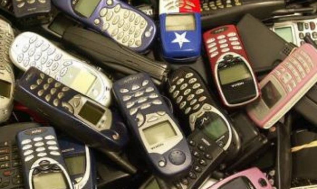 Έκλεβε κινητά μαζί με τα ανήλικα παιδιά της