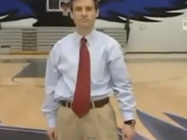 Ο πιο τυχερός ρεπόρτερ που έχετε δει! (vid)