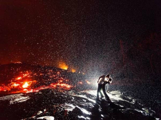 Το πιο... καυτό φιλί: Μια εντυπωσιακή φωτογραφία