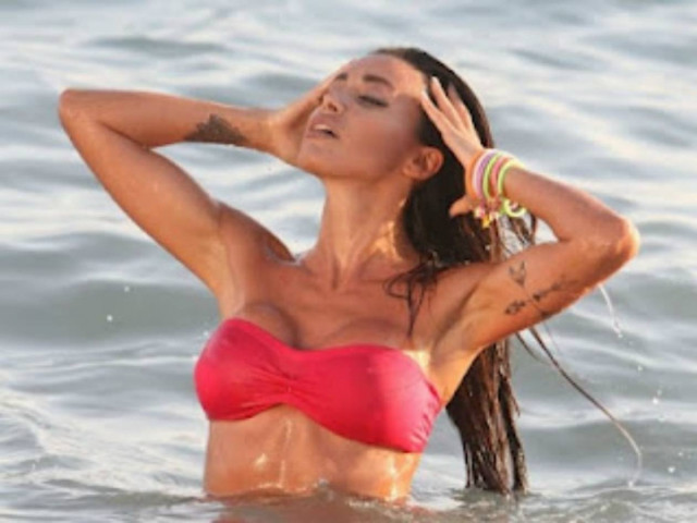 Η Όλγα Φαρμάκη με σέξι μπικίνι στην παραλία!