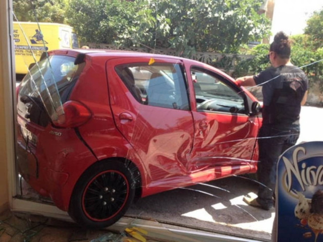 Ρόδος: Αυτοκίνητο μπήκε σε φούρνο