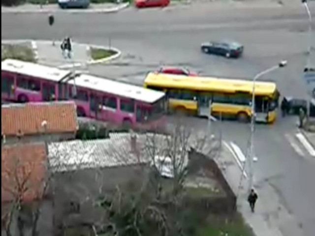 Βίντεο: Απίστευτη οδήγηση από οδηγό λεωφορείου!