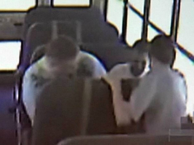 Σοκαριστικό βίντεο: Έβριζαν κι έκαιγαν 10χρονο με αναπτήρα!