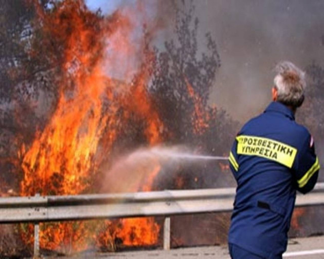 Μαίνεται η πυρκαγιά στα Δεμοιριάνικα Λακωνίας