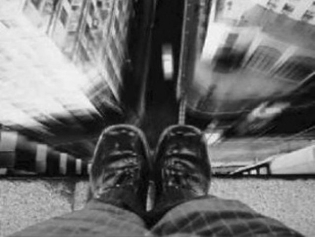 Αλλοδαπός έπεσε στον ακάλυπτο πολυκατοικίας