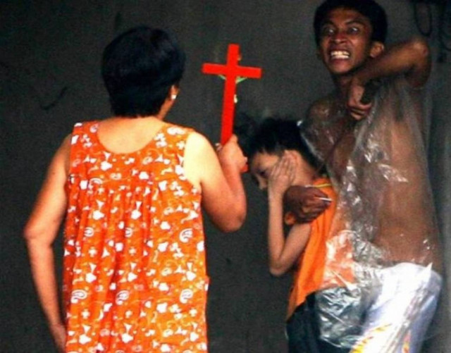 Απελευθέρωσε παιδί-όμηρο στη θέα του σταυρού