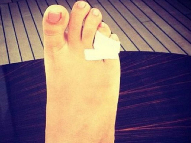 Πασίγνωστη τραγουδίστρια έσπασε το δάχτυλό της!