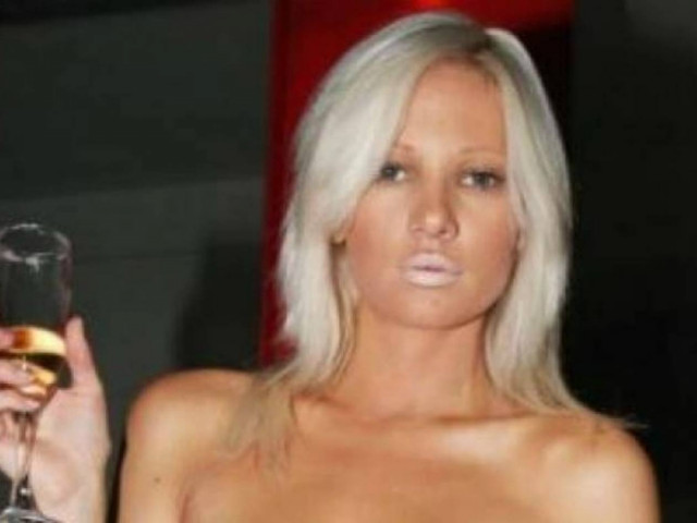 Η Τζούλια Αλεξανδράτου και τα μπουκάλια σαμπάνιας! (νέες φωτογραφίες)