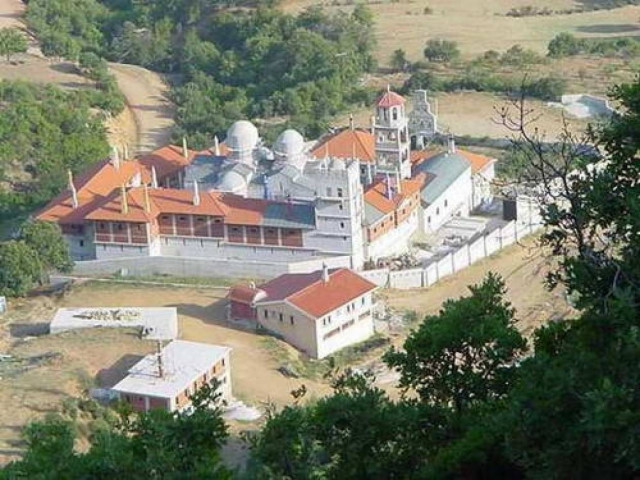 Αφήνουν τις βίλες...και πάνε σε μοναστήρια