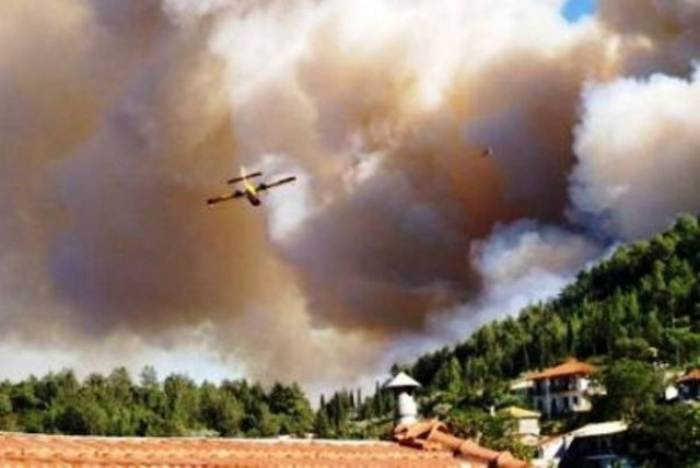 Σε εξέλιξη μεγάλη πυρκαγιά στην Ζάκυνθο δίπλα σε οικισμούς