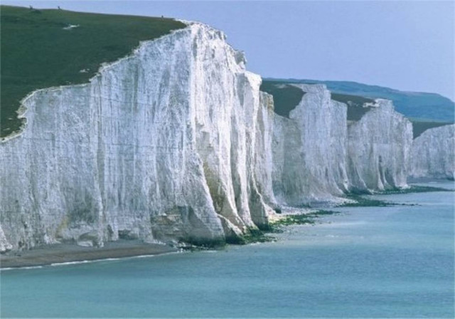 ΣΟΚ: Την πήρε ο αέρας και έπεσε από γκρεμό 92 μέτρων