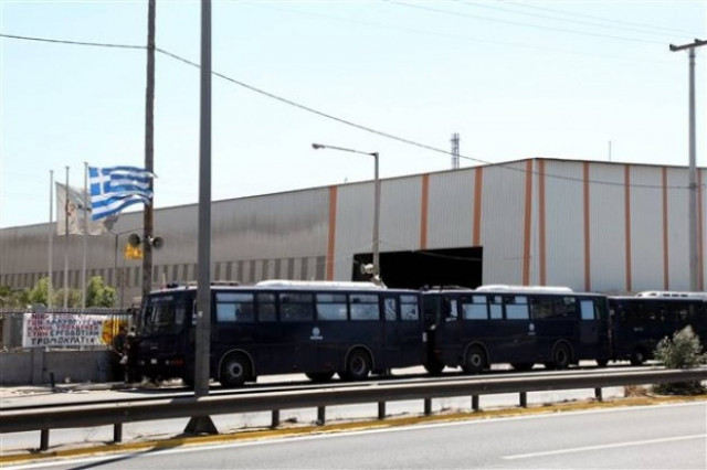 Επαναπροσλήψεις και αποχώρηση των ΜΑΤ ζήτησαν οι χαλυβουργοί