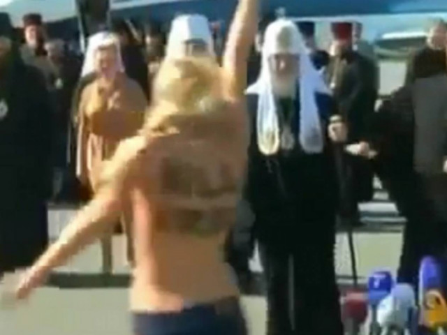 Βίντεο: Εμφανίσθηκε γυμνόστηθη μπροστά στον Πατριάρχη Κύριλλο