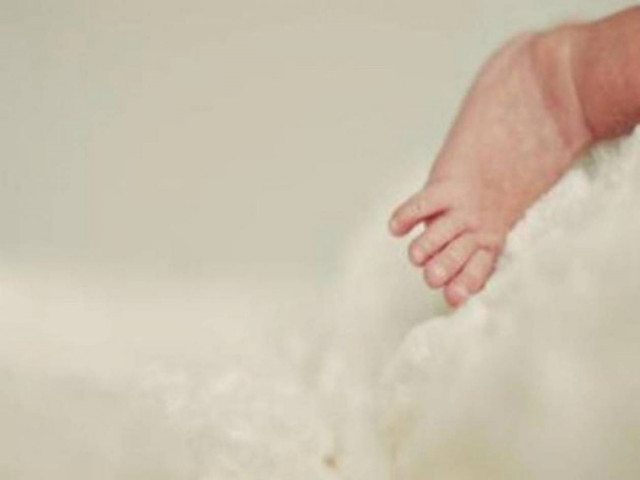 Σοκ: Έκοψαν το λαιμό νεογέννητου και το πέταξαν στα σκουπίδια