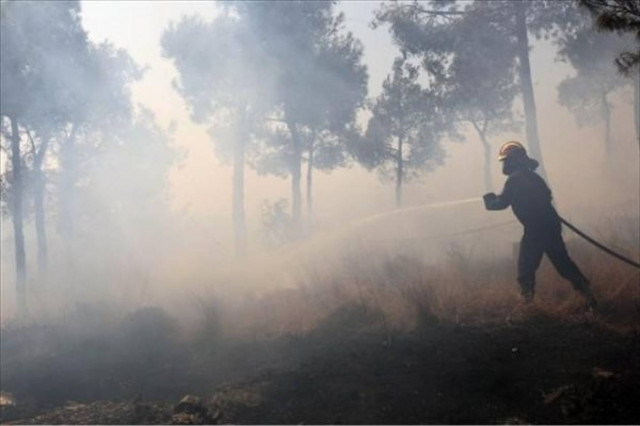 Σε εξέλιξη η πυρκαγιά στη Δράμα