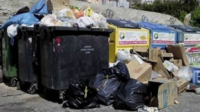 Ελληνίδα ψάχνει την... αξιοπρέπειά της στα σκουπίδια (vid)!