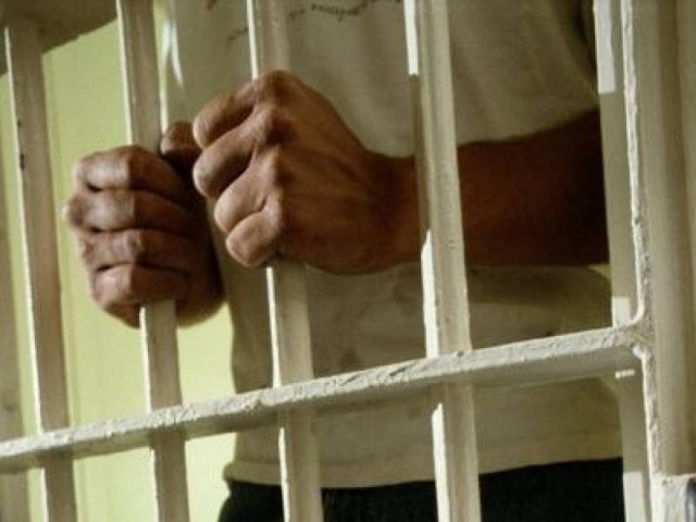 Απαγχονίστηκε με το παντελόνι του